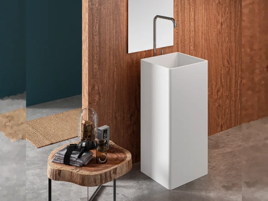Lavabo totem design de forme rectangulaire. Il est conçu en une seule pièce avec des bords droits et des lignes épurées, finition blanche et lisse, Matière Résine Solid Surface, Taille 40 x 40 x 90 cm - LIVRAISON OFFERTE